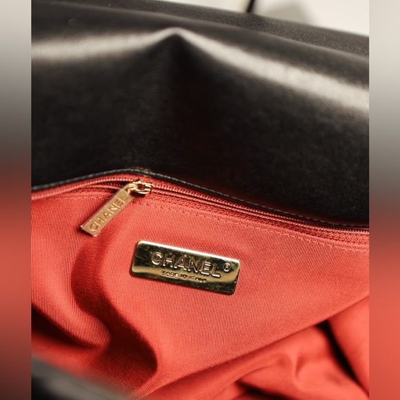 Chanel 19 Maxi Black Quilted Goatskin tritone chain